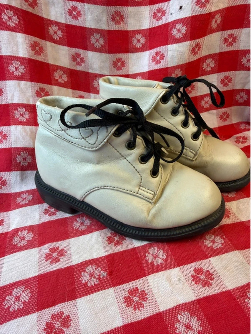 Adorable cream colored Mick kids boots with embroidered hearts size toddler 6M